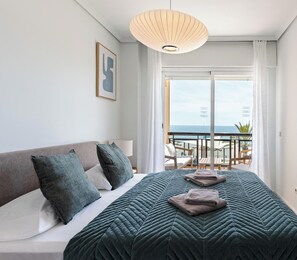 3 bedrooms, free WiFi, bed sheets - Superb Location Beachfront , 3 bed with terrace REF044 (Fuengirola)