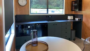 Kjøleskap, mikrobølgeovn, vannkoker og brødrister