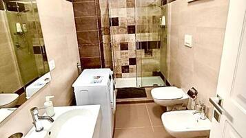 Dusche, Haartrockner, Bidet, Handtücher