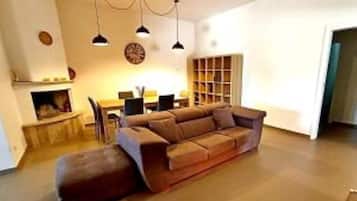 Smart TV, caminetto, tavolo da ping pong, impianto stereo