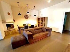Smart-TV, Kamin, Tischtennisplatte, Stereoanlage