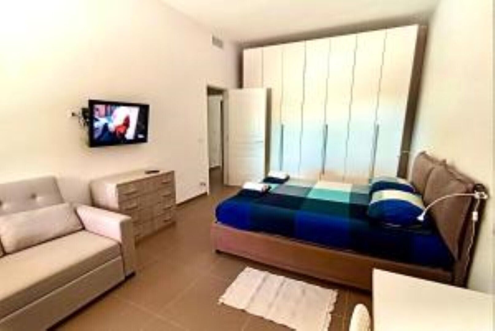 3 camere, una scrivania, ferro/asse da stiro, culla da viaggio