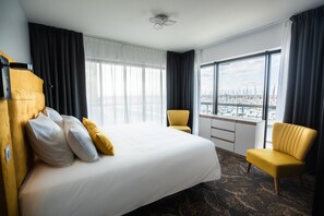 Premium bedding, in-room safe, individually furnished, desk - Hôtel Barracuda & Spa, Centre Port, pieds dans l'eau, vue mer (Brest)