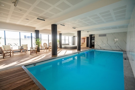 Indoor pool. Hôtel Barracuda & Spa, Centre Port, pieds dans l'eau, vue mer