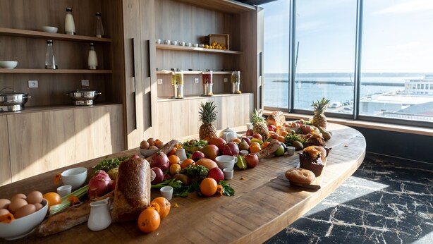 A kitchen with wooden shelves, a marble countertop, and a view of the sea. - Hôtel Barracuda & Spa, Centre Port, pieds dans l'eau, vue mer (Brest)