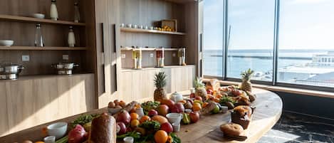 Petit déjeuner buffet (19 EUR par personne)