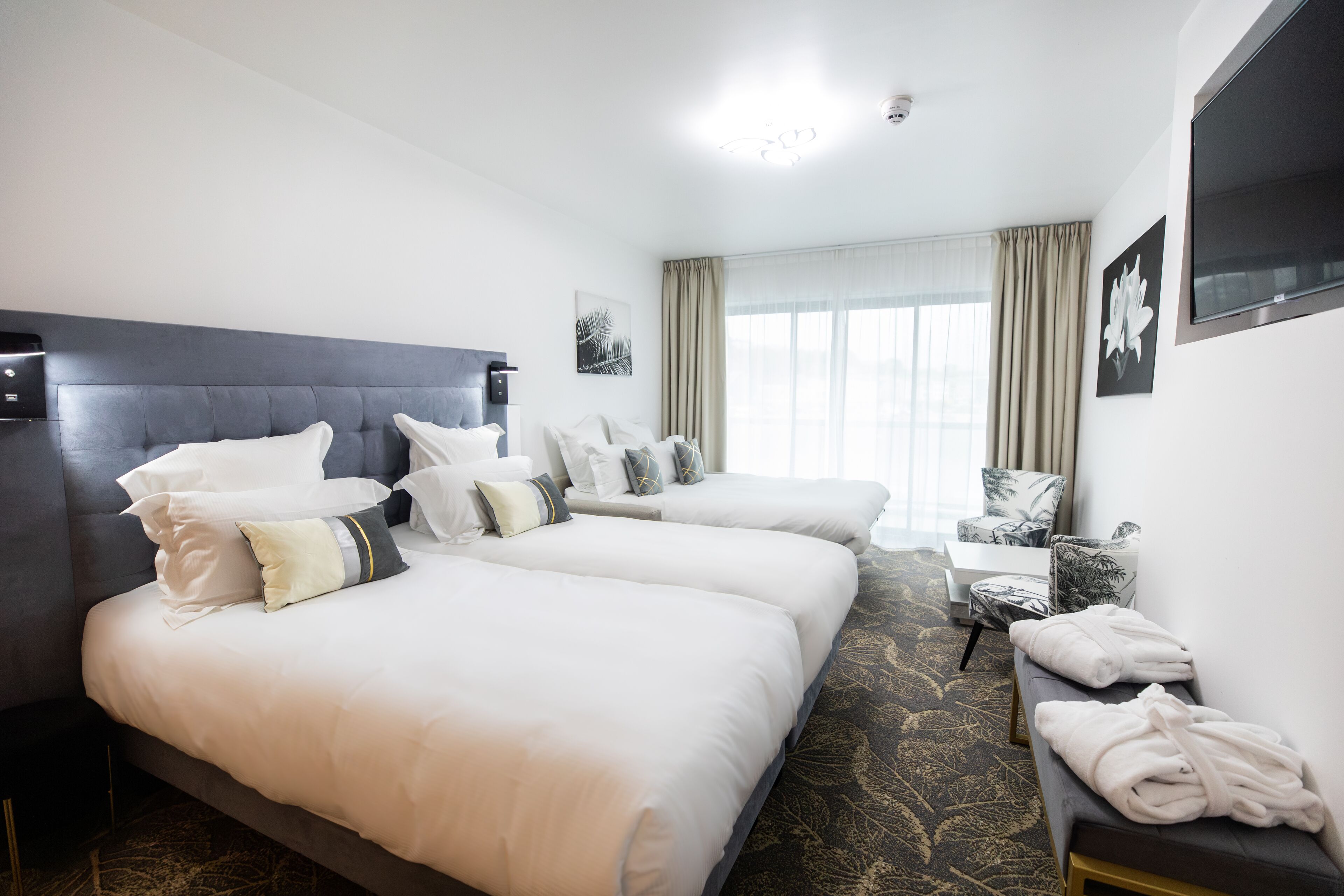 高级四人房 | 高档床上用品、客房内保险箱、特色家居、办公桌