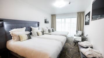 Habitación cuádruple superior | Ropa de cama de alta calidad y caja de seguridad en la habitación