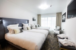 Ropa de cama de alta calidad y caja de seguridad en la habitación 