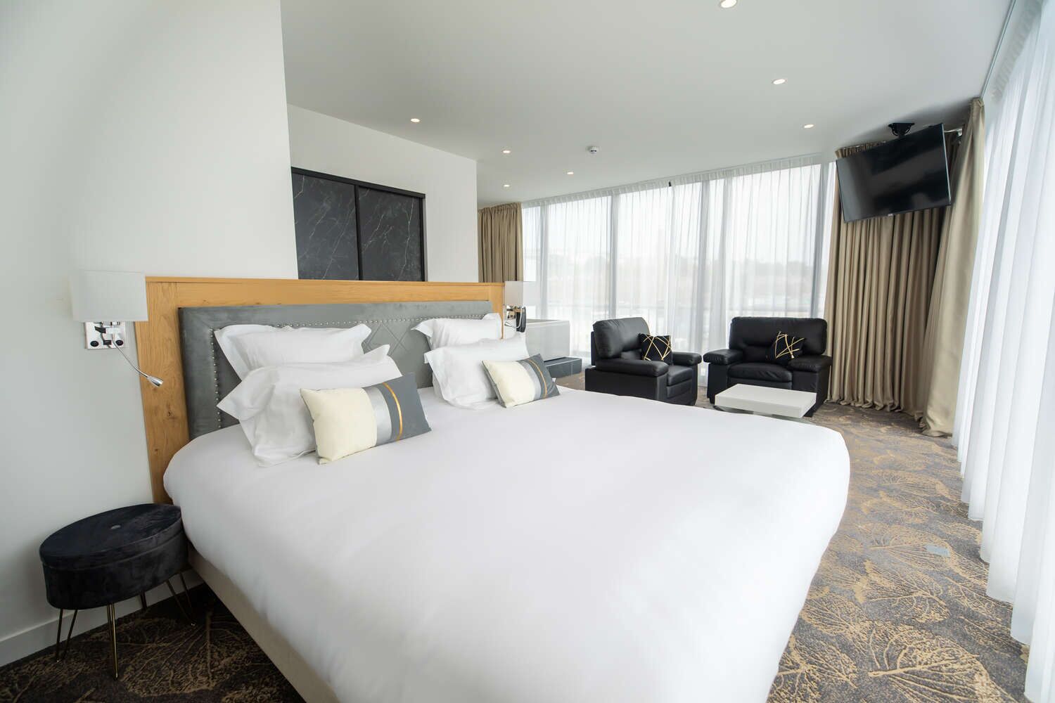Suite, sea view | Premium bedding, in-room safe, individually furnished, desk