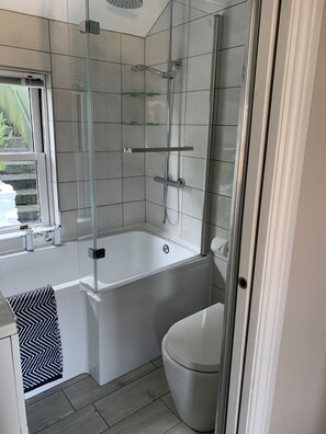 Bathroom - The Lookout, cottage in the heart of Mumbles (Mumbles)