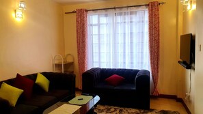 Smart TV - Sppacious 2br condo with free parking (Nairobi)