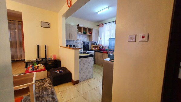 Réfrigérateur, micro-ondes, bouilloire électrique, blender