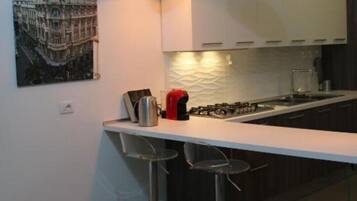 Frigorifero, microonde, forno, piano cottura