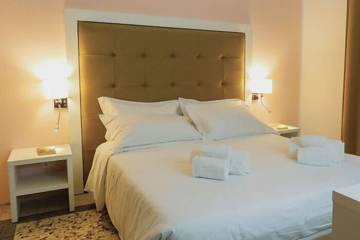 Junior Room | Egyptian cotton sheets, premium bedding, down comforters