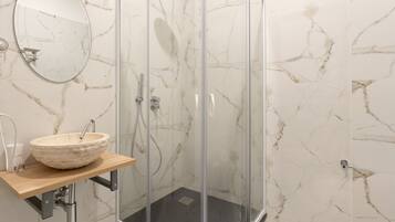 Kamar Junior | Kamar mandi | Shower, pancuran hujan, perlengkapan mandi gratis, dan pengering rambut