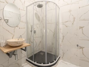 Junior-Zimmer | Badezimmer | Dusche, Regendusche, kostenlose Toilettenartikel, Haartrockner