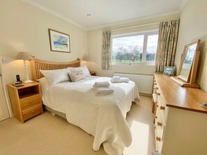 4 bedrooms, iron/ironing board, WiFi, bed sheets - Winterbourne Cottage - Holiday Home with gardens and Parking (Rock)