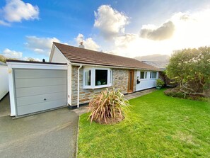 Exterior - Winterbourne Cottage - Holiday Home with gardens and Parking (Rock)