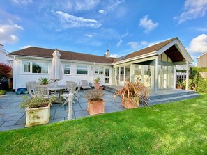 Outdoor dining - Winterbourne Cottage - Holiday Home with gardens and Parking (Rock)