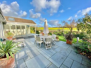Outdoor dining - Winterbourne Cottage - Holiday Home with gardens and Parking (Rock)