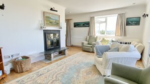 TV, DVD player - Trewint Hill -  a detached house that sleeps 12 guests  in 6 bedrooms (Rock)