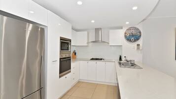 Een koelkast, een magnetron, een oven, een broodrooster