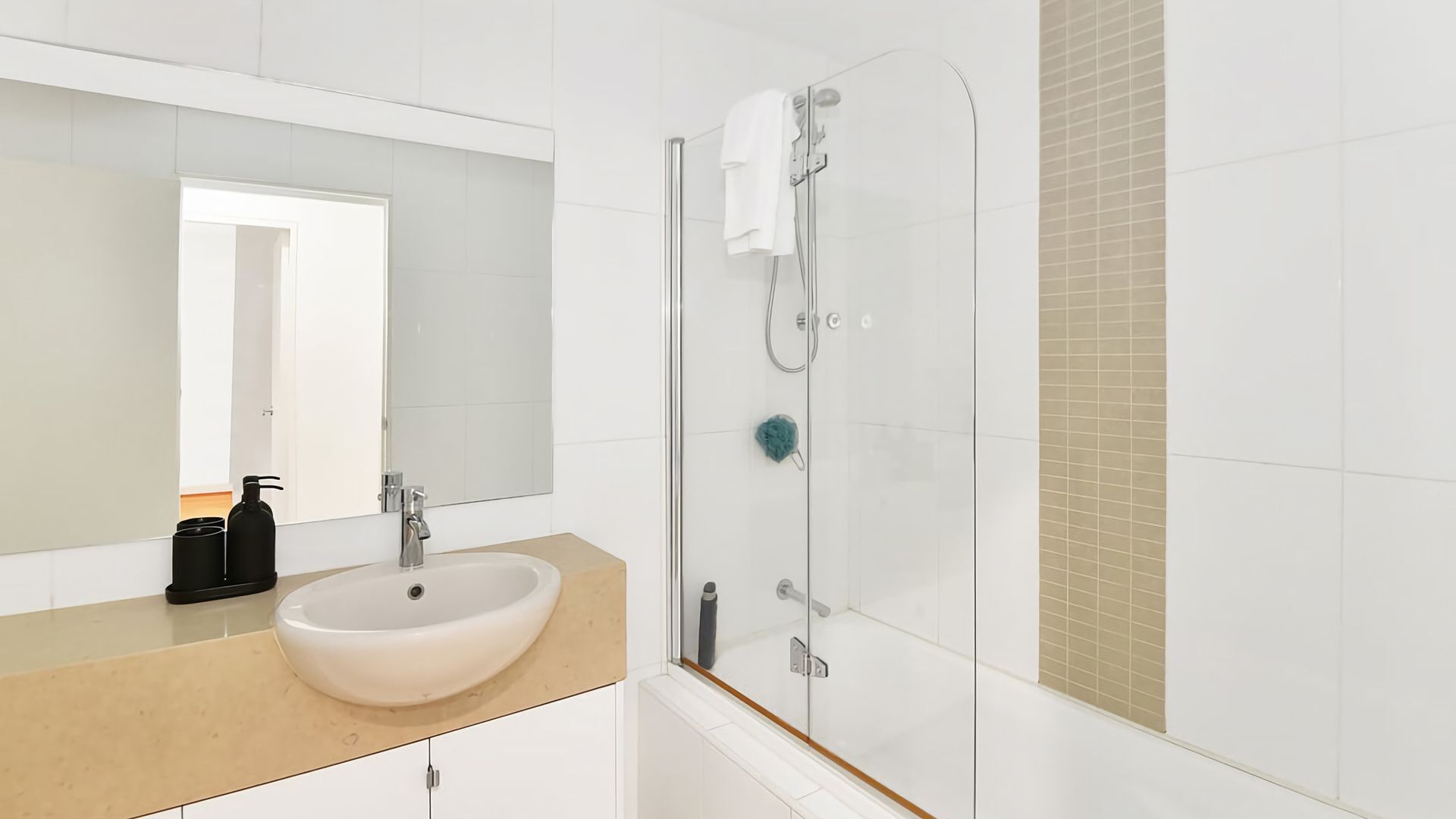 Combined shower/tub, towels