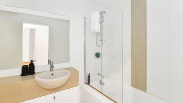 Combined shower/tub, towels