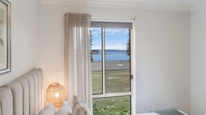 4 bedrooms, WiFi, bed sheets - Sunset Lake House - Pool, Lake Views & Beach (The Entrance North)