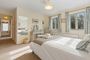 4 bedrooms, iron/ironing board, WiFi, bed sheets - The Barn - 10 minutes from Rock Beach with parking (Wadebridge)