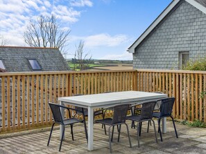 Outdoor dining - The Barn - 10 minutes from Rock Beach with parking (Wadebridge)