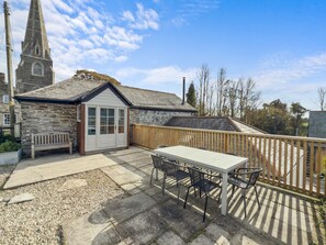 Outdoor dining - The Barn - 10 minutes from Rock Beach with parking (Wadebridge)