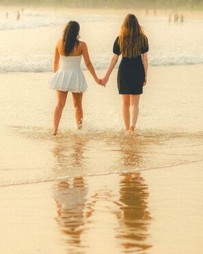 Two people holding hands on a beach with waves in the background. - Pen-Wethers - Holiday Home that sleeps 8 guests in 4 bedrooms (Rock)