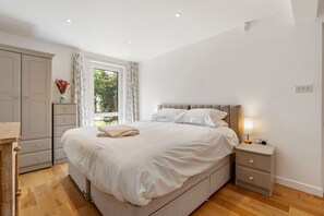 4 bedrooms, iron/ironing board, WiFi, bed sheets