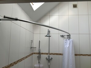 Chuveiro, secador de cabelo, toalhas de banho, papel higiênico