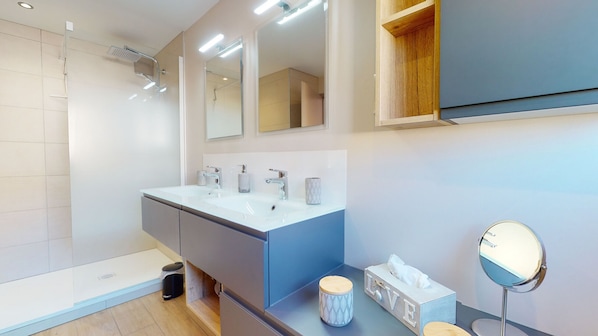 Shower, hair dryer, towels