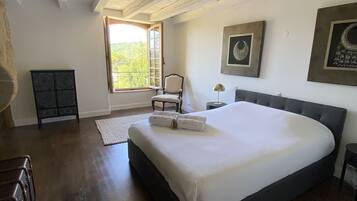 10 bedrooms, desk, iron/ironing board, free WiFi