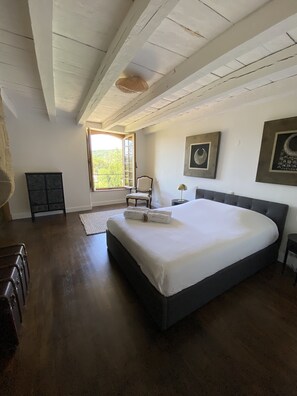 10 bedrooms, desk, iron/ironing board, free WiFi