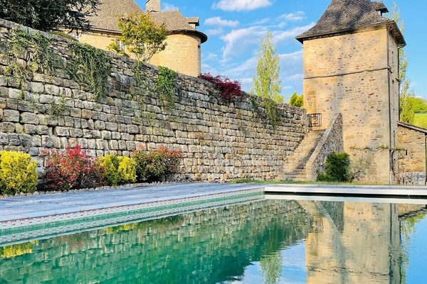 Una piscina al aire libre, una piscina climatizada