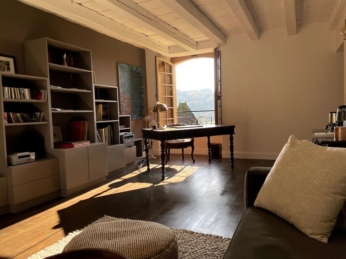 Smart TV, fireplace, DVD player, music library