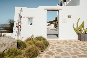 Property grounds - Villa Flo , Mikri Vigla Naxos (Naxos)