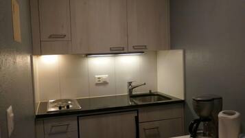 KĂŒhlschrank, Toaster, Hochstuhl, Kochgeschirr/Geschirr/Besteck