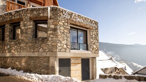 A stone building with a sign reading "Les Cimes Hotel Restaurant." - Madame Vacances Hôtel les Cimes (Vaujany)