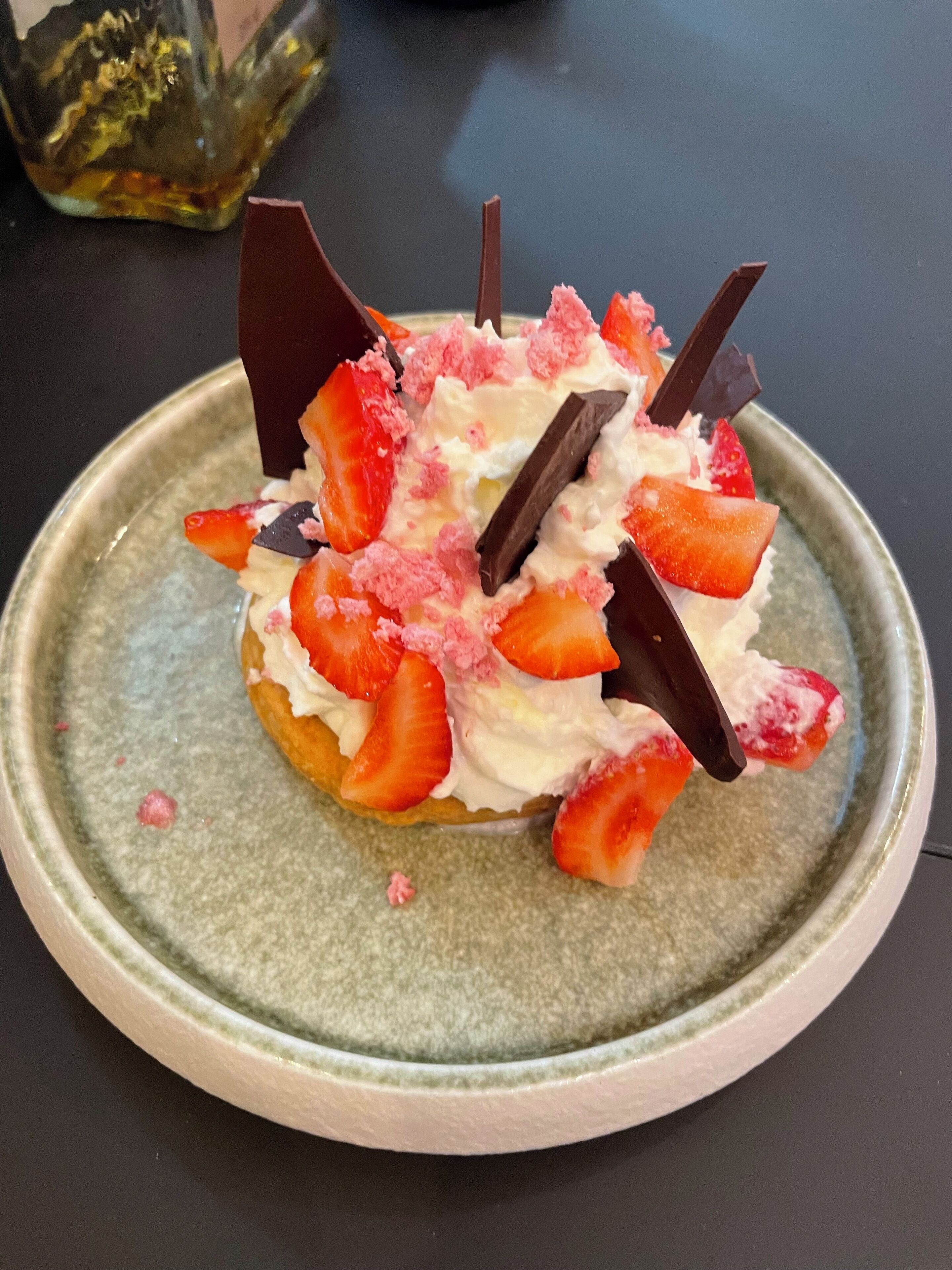 Un postre sobre un plato de cerámica.