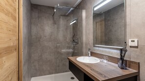 Free cots/infant beds, free WiFi, bed sheets - Madame Vacances Hôtel les Cimes (Vaujany)