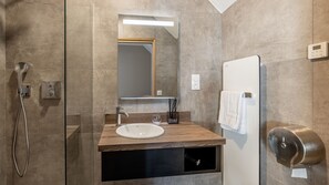 Habitación familiar | Baño | Secador de pelo y toallas