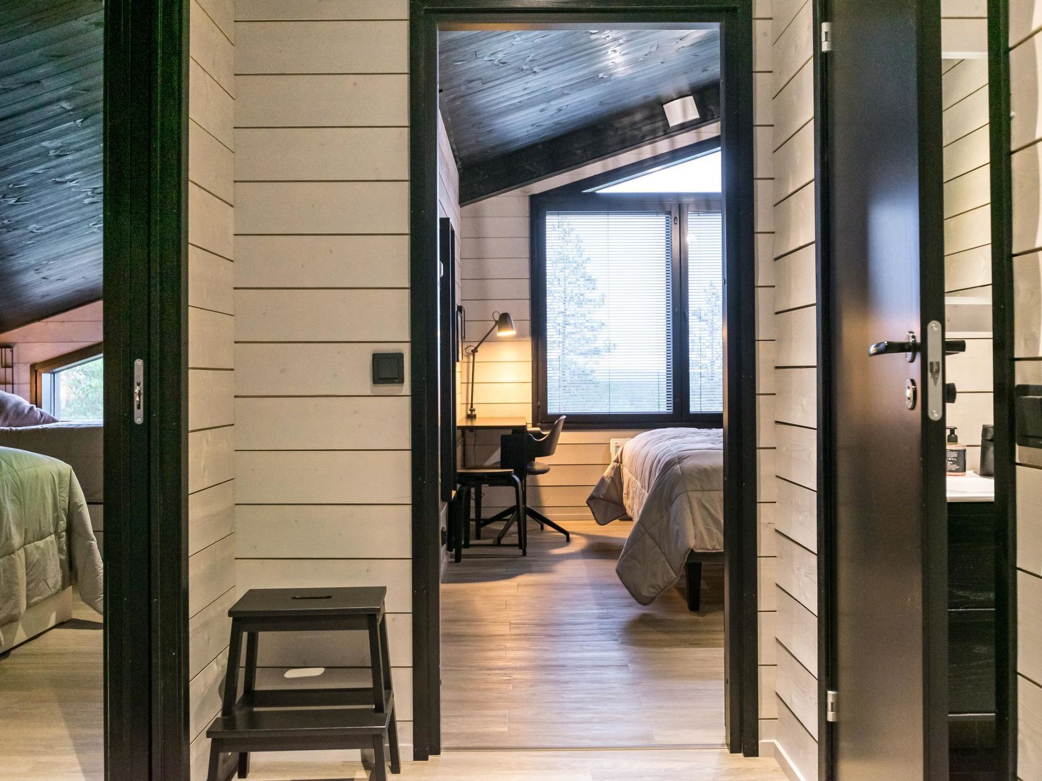 4 makuuhuonetta, työpöytä, vauvan matkasänky, internet