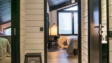 4 bedrooms, desk, travel crib, internet