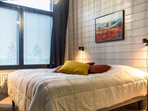4 bedrooms, desk, travel cot, Internet